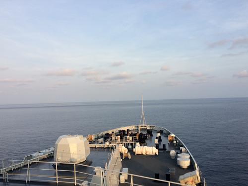3月20日,中國海軍井岡山艦駛出馬六甲海峽,赴安達曼群島以西海域搜救。國防部新聞發(fā)言人耿雁生19日晚接受記者采訪時表示,中國軍隊將根據(jù)馬方提供的最新信息和前階段搜尋情況,繼續(xù)保持足夠的搜尋兵力,使用衛(wèi)星、雷達等專業(yè)設(shè)備,擴大搜尋范圍,加大搜救力度,并與包括馬方在內(nèi)的有關(guān)各方加強協(xié)調(diào)配合。我軍廣大官兵始終牽掛著包括154名中國同胞在內(nèi)的239名機上人員的生命安危,只要有一線希望,就將全力以赴。新華社記者 白瑞雪 攝