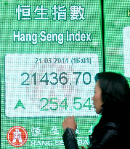3月21日,市民從香港中環(huán)一家銀行的恒生指數(shù)電子顯示屏前走過。當(dāng)日,香港恒生指數(shù)比上一個交易日收市升254.54點(diǎn),收報(bào)21436.70點(diǎn),升幅為1.2%,全日總成交額917.1億港元。新華社記者 黃本強(qiáng) 攝