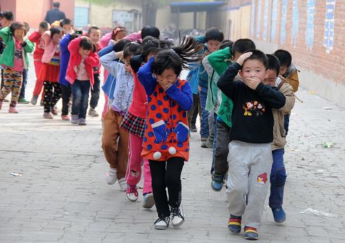 3月24日,河北省固安縣第四小學(xué)學(xué)生在進(jìn)行安全自救能力演練。當(dāng)日,為迎接“全國中小學(xué)安全教育日”,河北省固安縣第四小學(xué)開展內(nèi)容和形式多樣的安全教育及演練活動(dòng),以強(qiáng)化學(xué)生安全意識,提高他們在災(zāi)害、險(xiǎn)情發(fā)生時(shí)的應(yīng)急避險(xiǎn)和自我保護(hù)能力。新華社記者 王曉 攝