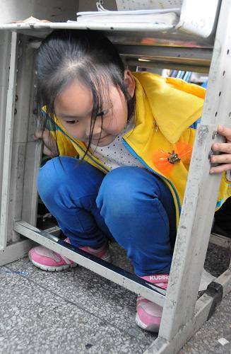 3月24日,河北省固安縣第四小學(xué)學(xué)生在進(jìn)行安全自救能力演練。新華社記者 王曉 攝