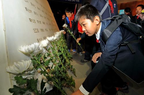 4月2日,在東北淪陷史陳列館英烈廳,長(zhǎng)春市第一實(shí)驗(yàn)小學(xué)的學(xué)生們向英烈敬獻(xiàn)鮮花。清明節(jié)前夕,眾多市民、學(xué)生、武警戰(zhàn)士來(lái)到長(zhǎng)春市偽滿皇宮博物院,通過(guò)參觀東北淪陷史陳列館,聽(tīng)講解員講述英烈事跡,為烈士敬獻(xiàn)鮮花等方式緬懷革命英烈。新華社記者 張楠 攝
