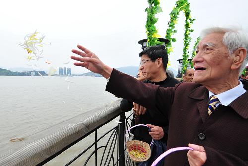 4月2日,船政名杰后人提著花籃將各色菊花撒向江水以緬懷先人。當(dāng)日,由福建省國際文化經(jīng)濟交流中心、福建省文史研究館、福州市馬尾區(qū)人民政府等聯(lián)合舉辦的“船政名杰后人海祭先賢”活動在福州馬尾舉行。新華社記者 林善傳 攝