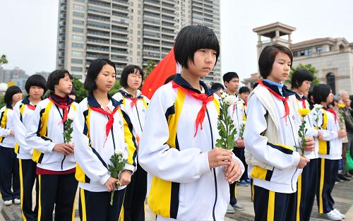 4月2日,福建師大二附中學(xué)生參加船政名杰后人海祭先賢活動。新華社記者 林善傳 攝