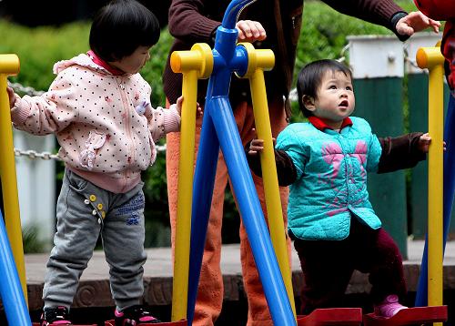 4月2日,一些小朋友在家長的看護下在上海街頭公共綠地內(nèi)玩耍。上海市衛(wèi)生計生委4月1日發(fā)布的信息顯示,上海市單獨兩孩政策自2014年3月1日實施以來,截至3月31日,全市共批準單獨兩孩再生育1730例,占同期再生育批準總量的60.8%,其中城市單獨夫妻1444例,農(nóng)村單獨夫妻286例。新華社記者 陳飛 攝