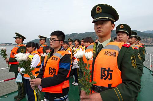 4月2日,福州邊防支隊(duì)馬尾船艇大隊(duì)官兵和當(dāng)?shù)貙W(xué)生在船艇上緬懷馬江海戰(zhàn)英烈。當(dāng)日,福州邊防支隊(duì)馬尾船艇大隊(duì)官兵和當(dāng)?shù)貙W(xué)生在福建閩江口海域開(kāi)展海祭活動(dòng),緬懷為國(guó)捐軀的馬江海戰(zhàn)英烈,接受愛(ài)國(guó)主義教育。新華社記者 張國(guó)俊 攝