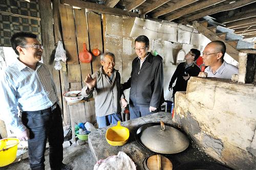 福建寧德福鼎市黨員干部在佳陽畬族鄉(xiāng)佳陽村無住房困難黨員藍清營(左二)家中了解情況(4月17日攝)。