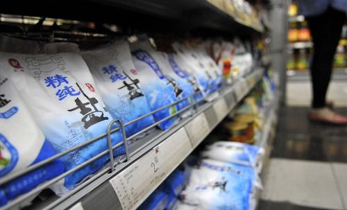 這是河南鄭州市黃河路上一處超市內(nèi)擺放食鹽類商品的貨架(4月21日攝)。新華社記者 李博 攝