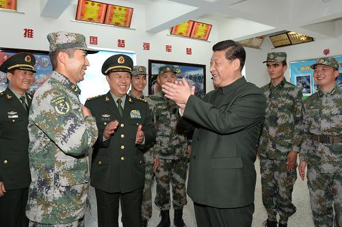 4月27日下午,習(xí)近平在新疆軍區(qū)某部民族6連對(duì)官兵們用戰(zhàn)斗歌曲抒發(fā)衛(wèi)國(guó)豪情鼓掌稱贊。