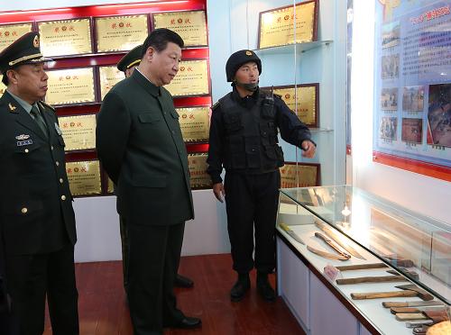 4月27日下午,習(xí)近平在武警新疆總隊(duì)某部特勤中隊(duì)榮譽(yù)室聽取中隊(duì)打擊暴力恐怖活動(dòng)的戰(zhàn)斗情況匯報(bào)。