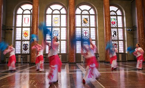 6月6日,在德國柏林,中國演員在柏林市政廳里排練。當(dāng)日,“2014中國夢(mèng)-走進(jìn)德國”活動(dòng)在柏林市政廳拉開帷幕,來自中國各地藝術(shù)團(tuán)體的近百名演員參加開幕式演出。本次活動(dòng)持續(xù)至8日,以舞蹈、樂器、書畫攝影等多種形式,開展中德兩國藝術(shù)交流。新華社記者 張帆 攝