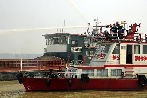 6月6日,消防官兵在長(zhǎng)江九江段消防演習(xí)中對(duì)“失火”油船進(jìn)行撲救。當(dāng)日,江西九江市港口局直屬分局等五單位在長(zhǎng)江江西九江段水域舉行水上安全聯(lián)合演習(xí)。演習(xí)模擬一艘準(zhǔn)備靠躉裝油的油船不慎引發(fā)火情,長(zhǎng)江港口、長(zhǎng)航公安、海事、航道和石化等單位協(xié)同演練,處理險(xiǎn)情,提高各部門(mén)的協(xié)調(diào)應(yīng)急能力。新華社發(fā)(張海巖 攝)