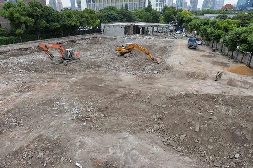 6月18日拍攝的位于豐和路、陸家嘴西路轉(zhuǎn)角的迪士尼旗艦店建設(shè)工地。新華社發(fā)(劉曉晶 攝)