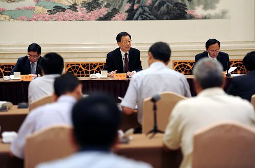 7月17日,江蘇省省長、南京青奧組委會主席李學勇(中)向媒體聯(lián)盟代表宣講南京青奧會理念。7月17日是南京青奧會開幕倒計時30天。當日上午,江蘇省省長、南京青奧組委會主席李學勇向國內(nèi)200余家媒體聯(lián)盟代表宣講“活力青奧、人文青奧、綠色青奧”南京青奧會理念,表示將努力把青奧會辦得精彩,辦出中國特色,兌現(xiàn)對國際奧委會的承諾。新華社記者 韓瑜慶 攝
