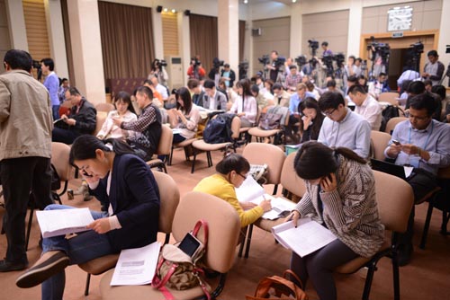 2014年4月16日上午,國(guó)家統(tǒng)計(jì)局新聞發(fā)言人、國(guó)民經(jīng)濟(jì)綜合統(tǒng)計(jì)司司長(zhǎng)盛來(lái)運(yùn)介紹2014年一季度國(guó)民經(jīng)濟(jì)運(yùn)行情況,并答記者問(wèn)。圖為會(huì)前記者閱讀相關(guān)材料。中國(guó)政府網(wǎng) 郭小天 攝