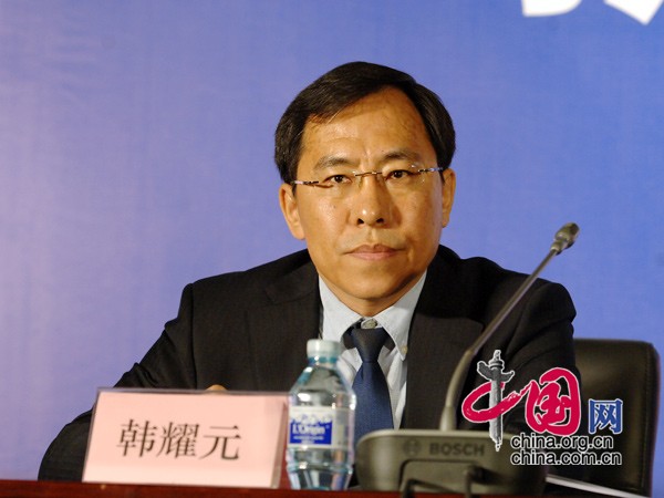 中國銀監(jiān)會定于2014年4月21日(星期一)上午10時在中國銀監(jiān)會302會議室舉行新聞發(fā)布會,請?zhí)幹梅欠Y部際聯(lián)席會議辦公室主任劉張君、最高人民法院刑三庭副庭長羅國良、最高人民檢察院法律政策研究室副主任韓耀元、公安部經濟犯罪偵查局副局長韓浩介紹防范打擊非法集資有關工作情況,并答記者問。圖為最高人民檢察院法律政策研究室副主任韓耀元。中國網 寇萊昂 攝