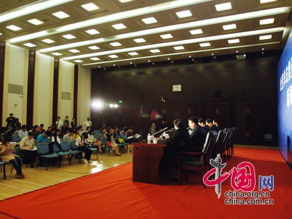 中國銀監(jiān)會定于2014年4月21日(星期一)上午10時在中國銀監(jiān)會302會議室舉行新聞發(fā)布會,請?zhí)幹梅欠Y部際聯(lián)席會議辦公室主任劉張君、最高人民法院刑三庭副庭長羅國良、最高人民檢察院法律政策研究室副主任韓耀元、公安部經濟犯罪偵查局副局長韓浩介紹防范打擊非法集資有關工作情況,并答記者問。圖為發(fā)布會現(xiàn)場。中國網寇萊昂攝