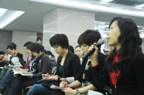 圖為新華社記者正在提問(wèn)。新華網(wǎng) 李清 攝影