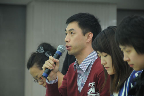 圖為東南衛(wèi)視記者提問(wèn)。新華網(wǎng) 李清 攝影