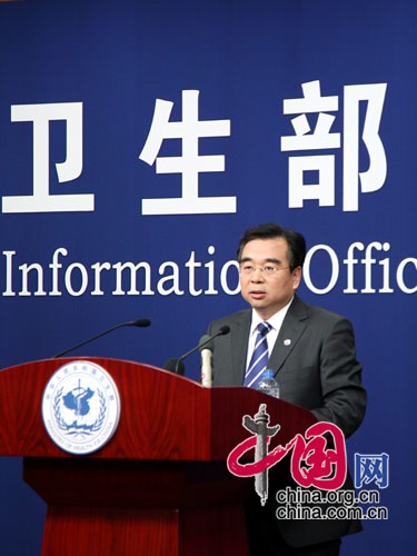 衛(wèi)生部新聞發(fā)言人毛群安主持本次發(fā)布會(huì)。 中國(guó)網(wǎng) 趙娜