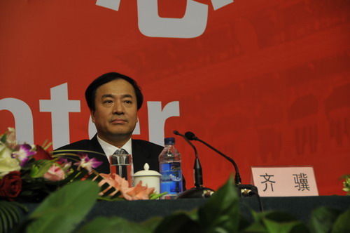 9月28日,國慶新聞中心舉行主題為“中國社會保障、住房保障情況和住房建設(shè)成就”的新聞發(fā)布會,邀請人力資源和社會保障部副部長胡曉義以及住房和城鄉(xiāng)建設(shè)部副部長齊驥介紹情況并回答記者提問。圖為住房和城鄉(xiāng)建設(shè)部副部長齊驥介紹情況。新華網(wǎng) 前衛(wèi) 攝