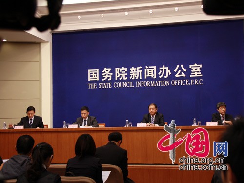 國務(wù)院新聞辦公室定于2010年4月29日(星期四)上午10時(shí)在國務(wù)院新聞辦新聞發(fā)布廳舉行新聞發(fā)布會(huì),請國家知識產(chǎn)權(quán)局、國家工商行政管理總局、國家版權(quán)局有關(guān)負(fù)責(zé)人介紹2009年中國知識產(chǎn)權(quán)發(fā)展?fàn)顩r等方面情況,并答記者問。圖為新聞發(fā)布會(huì)主席臺(tái)。