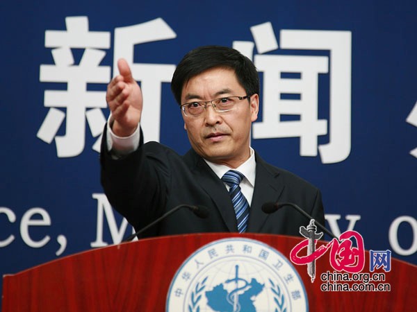 衛(wèi)生部新聞發(fā)言人、衛(wèi)生部辦公廳副主任鄧海華請(qǐng)記者提問(wèn)