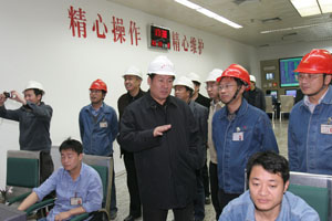 趙鐵錘在貴州檢查重點(diǎn)煤礦企業(yè)隱患排查治理工作。 事故調(diào)查組考察比德煤業(yè)公司隱患排查治理進(jìn)展情況
