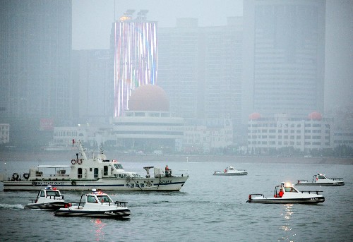 大小艦艇在奧帆中心港池入口形成一道銅墻鐵壁(7月21日攝)。 近日,擔(dān)負(fù)奧運(yùn)會(huì)青島奧帆賽海上安保任務(wù)的山東邊防總隊(duì)青島海警部隊(duì)負(fù)責(zé)奧帆賽場(chǎng)安保的艦艇已全部集結(jié)完畢,來(lái)自廣東、上海、福建、浙江、海南等省份的邊防艦艇也全部抵達(dá)青島,這些艦艇每天在奧帆賽場(chǎng)周邊24小時(shí)值班,確保奧帆賽海上安全。據(jù)了解,此次安保艦艇集結(jié)標(biāo)志著公安邊防部隊(duì)奧帆賽海上安保工作進(jìn)入實(shí)戰(zhàn)階段。 新華社記者范長(zhǎng)國(guó)攝