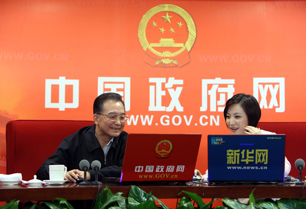 2月28日,中共中央政治局常委、國務(wù)院總理溫家寶在中國政府網(wǎng)與網(wǎng)友在線交流。新華社記者 姚大偉 攝