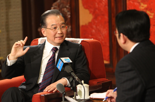 12月27日,中共中央政治局常委、國務(wù)院總理溫家寶在北京中南海紫光閣接受新華社記者獨家專訪,就當(dāng)前經(jīng)濟形勢、明年經(jīng)濟工作和其他問題回答記者提問。 新華社記者姚大偉攝
