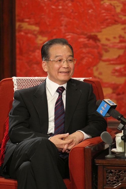 12月27日,中共中央政治局常委、國務院總理溫家寶在北京中南海紫光閣接受新華社記者獨家專訪,就當前經濟形勢、明年經濟工作和其他問題回答記者提問。 新華社記者 姚大偉 攝