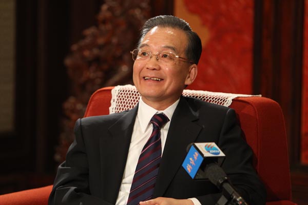 12月27日,中共中央政治局常委、國務院總理溫家寶在北京中南海紫光閣接受新華社記者獨家專訪,就當前經濟形勢、明年經濟工作和其他問題回答記者提問。 新華社記者 姚大偉 攝