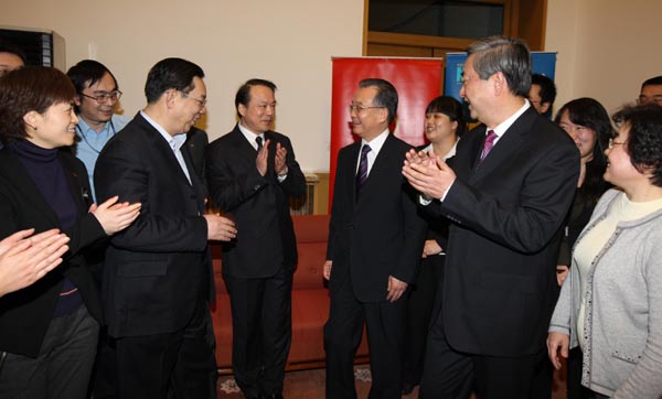 12月27日,中共中央政治局常委、國務(wù)院總理溫家寶在北京中南海紫光閣接受新華社記者獨家專訪,就當(dāng)前經(jīng)濟形勢、明年經(jīng)濟工作和其他問題回答記者提問。 這是專訪結(jié)束后,溫家寶總理看望新華社直播人員。新華社記者 姚大偉 攝