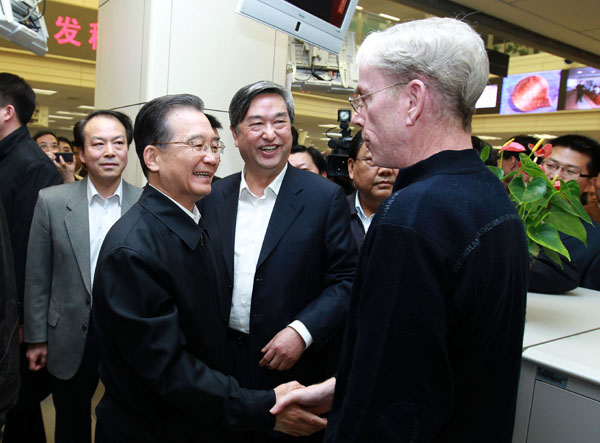 2月27日,中共中央政治局常委、國(guó)務(wù)院總理溫家寶接受中國(guó)政府網(wǎng)和新華網(wǎng)的聯(lián)合專(zhuān)訪,與海內(nèi)外網(wǎng)友在線交流后,來(lái)到新華通訊社新聞大廈,看望新華社工作人員。新華社記者 龐興雷 攝