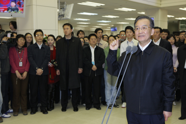 2月27日,中共中央政治局常委、國(guó)務(wù)院總理溫家寶接受中國(guó)政府網(wǎng)和新華網(wǎng)的聯(lián)合專(zhuān)訪,與海內(nèi)外網(wǎng)友在線交流后,來(lái)到新華通訊社新聞大廈,看望新華社工作人員。新華社記者 邢廣利 攝