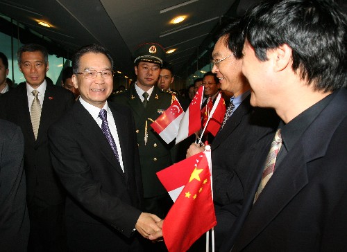 溫家寶總理抵達(dá)新加坡 新華社照片,北京,2007年11月18日 溫家寶總理抵達(dá)新加坡 11月18日,國務(wù)院總理溫家寶乘專機(jī)抵達(dá)新加坡,開始對新加坡進(jìn)行正式訪問并出席在這里舉行的東亞領(lǐng)導(dǎo)人系列會議。新加坡總理李顯龍率政府高級官員到機(jī)場迎接。 新華社記者 樊如鈞攝