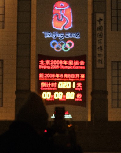 1月20日,一名攝像師在拍攝中國國家博物館前的倒計時牌。當日,北京迎來2008年奧運會倒計時200天。 新華社記者李穎攝