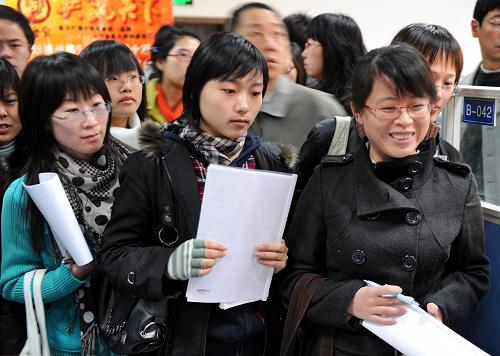 “青島市2009屆高校畢業(yè)生就業(yè)服務周”正式啟動 11月18日,幾名大學生正在招聘會上求職。 當日,“青島市2009屆高校畢業(yè)生就業(yè)服務周”正式啟動。據(jù)了解,11月16日至30日,人力資源和社會保障部將在各地舉辦“全國2009屆高校畢業(yè)生就業(yè)服務周”活動,各地預計將舉行現(xiàn)場招聘會259場,參會的用人單位近3萬家,擬招聘人數(shù)38.9萬人;此外,131家網(wǎng)站還將同期舉辦網(wǎng)絡招聘會,提供職位信息3.2萬余條,擬招聘人數(shù)14萬人。 新華社記者 李紫恒 攝