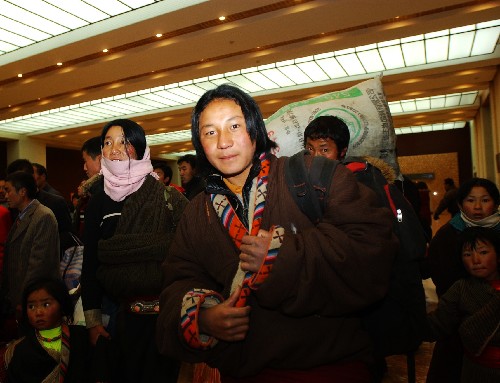 1月8日,幾位來(lái)自青海的乘客在拉薩火車(chē)站準(zhǔn)備上車(chē)。 春節(jié)臨近,西藏拉薩火車(chē)站開(kāi)始出現(xiàn)客運(yùn)高峰。據(jù)鐵路部門(mén)的消息,目前出站旅客以返鄉(xiāng)的打工者和到拉薩朝拜的藏民為主。 新華社記者 楊光 攝