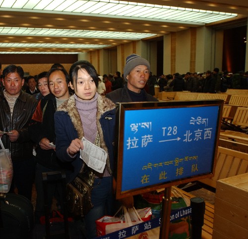 1月8日,乘客在拉薩火車(chē)站準(zhǔn)備上車(chē)。 春節(jié)臨近,西藏拉薩火車(chē)站開(kāi)始出現(xiàn)客運(yùn)高峰。據(jù)鐵路部門(mén)的消息,目前出站旅客以返鄉(xiāng)的打工者和到拉薩朝拜的藏民為主。 新華社記者 楊光 攝