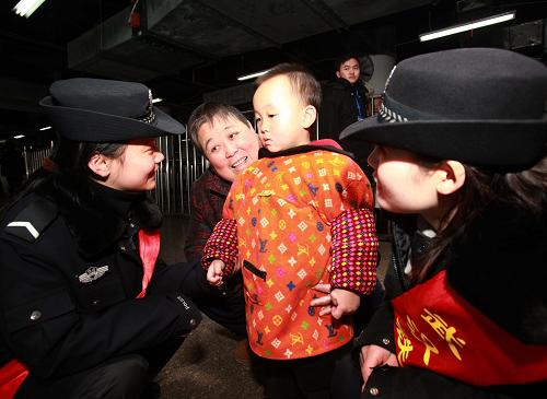 2月1日,武漢鐵路公安處的兩位女民警在漢口火車站與候車旅客交談。一年一度的春運(yùn)已經(jīng)拉開帷幕,南來北往的旅客紛紛踏上回家的征程。在這個(gè)寒冷的冬天,隨著運(yùn)輸服務(wù)的提高,旅客們感受到更多溫暖,返鄉(xiāng)之路充滿溫情。新華社記者 郝同前 攝