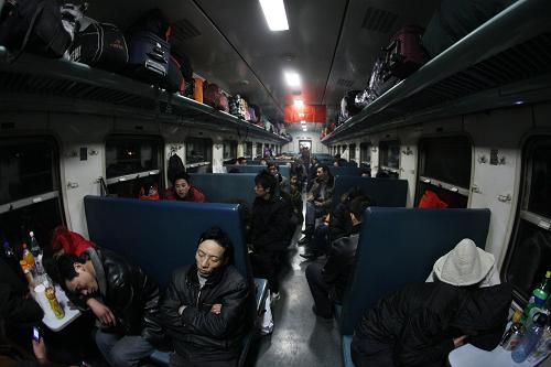 2月3日,在從北京前往重慶的L101臨時客車上,旅客們在座位上休息。新華社記者 才揚 攝