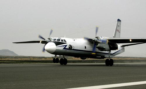 3月29日,飛機起飛實施人工增雨作業(yè)。當日,成都軍區(qū)空軍駐黔人工增雨小分隊抓住有利天氣實施人工增雨。13時37分,接到指令后,一架加裝人工增雨設備的運-7運輸機,呼嘯著加速升空,飛赴增雨作業(yè)區(qū)域。機長、一級飛行員周正告訴記者,此前部隊已在貴州連續(xù)實施了多次人工增雨,今天的增雨作業(yè)將在畢節(jié)、遵義等幾個地區(qū)上空實施。14時,飛行接近云區(qū),呈S形穿梭在云海之間,領航員介紹說:“S形飛行播撒效果最好,播撒藥劑面積大、范圍廣。”14時6分,在一片層積云上空,人工增雨專業(yè)人員按下點火器,碘化銀焰彈冒著紅色的火焰,生成催化劑灑向茫茫云海。在飛機上負責增雨的專業(yè)人員說,增雨作業(yè)后,24小時內將形成降雨。這次增雨空中云量條件不錯,飛機也最大限度進入了云層縱深,播撒時機也比較好,相信會有一個不錯的增雨效果。截至18時26分,飛機在安順、畢節(jié)、遵義等地上空實施兩個架次人工增雨。21時,從貴州省人工影響天氣領導小組辦公室傳來好消息,畢節(jié)地區(qū)普降小到中雨,降雨量為10毫米左右。新華社發(fā)(劉應華 攝)