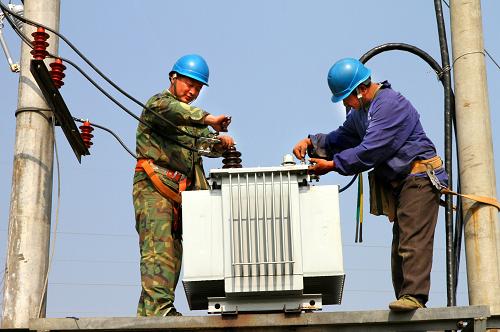 1月29日,江西省靖安縣供電公司香田供電所的技術人員在香田鄉(xiāng)香田村羅家臺區(qū)更換大容量變壓器。針對農村家用電器增多,春節(jié)農民工返鄉(xiāng)用電量增大的實際情況,2012年11月起,江西省靖安縣供電公司投資1800多萬元,對全縣農村電網實施升級改造,架設“雙回”線路,更換大容量變壓器等,滿足農村春節(jié)期間的用電需求。新華社發(fā)(徐仲庭 攝)