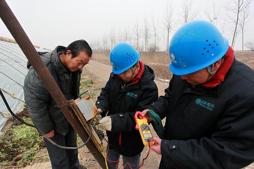 1月29日,國家電網天津寧河公司檢修人員在一家蔬菜園區(qū)內排除用電設備安全隱患。春節(jié)臨近,國家電網天津市電力公司安排工作人員為轄區(qū)提供安全用電檢查之余,還制訂了周密的保障措施,安排近2000名電力員工和近百輛搶險車進行春節(jié)保電工作。 新華社發(fā)