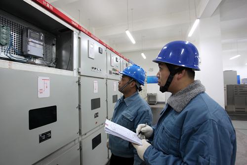1月29日,國家電網天津寧河公司組織檢修人員在供熱公司檢查配電設施。新華社發(fā)