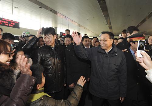 這是李克強(qiáng)在候車室與旅客們相互拜早年。新華社記者 謝環(huán)馳 攝