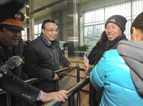 這是李克強(qiáng)在包頭火車站售票大廳與前來(lái)買票的旅客交談。新華社記者 謝環(huán)馳 攝