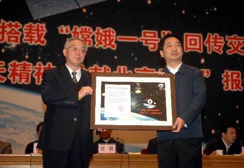 奧運志愿者歌曲搭載“嫦娥一號”唱響太空 新華社照片,北京,2007年12月17日 奧運志愿者歌曲搭載“嫦娥一號”唱響太空 12月17日,繞月探測工程總指揮欒恩杰(左)向北京市委常委梁偉交接錄有“嫦娥一號”衛(wèi)星回傳的奧運志愿者歌曲《微笑北京》的光盤。當(dāng)日,奧運志愿者歌曲搭載“嫦娥一號”衛(wèi)星回傳交接儀式暨“弘揚航天精神 貢獻北京奧運”報告會在北京舉行。為傳播志愿服務(wù)理念,在國防科工委的支持下,在我國第一顆月球探測衛(wèi)星“嫦娥一號”上,專門搭載了奧運志愿者歌曲《微笑北京》,歡快熱情的旋律唱響太空。12月4日7時15分,“嫦娥一號”回傳《微笑北京》成功。 新華社記者羅曉光攝