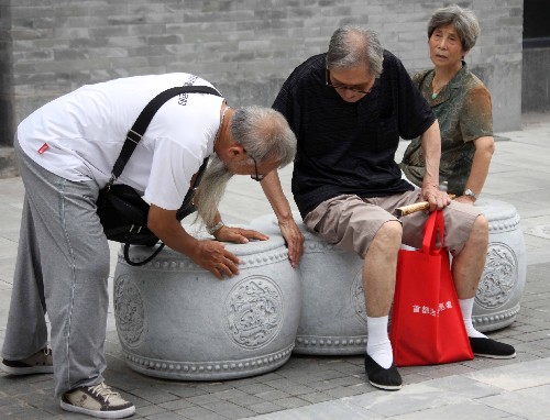 8月7日,幾位老人在前門大街參觀時(shí)研究起石墩凳子。當(dāng)日,北京前門大街正式開街。北京前門大街北起前門月亮灣,南至珠市口,全長(zhǎng)840米。自2007年5月9日開始,前門大街開始了大規(guī)模修繕整治工程。此前的幾年里,修繕方案共經(jīng)過了16位文物專家32次專業(yè)論證。 新華社記者張燕輝攝